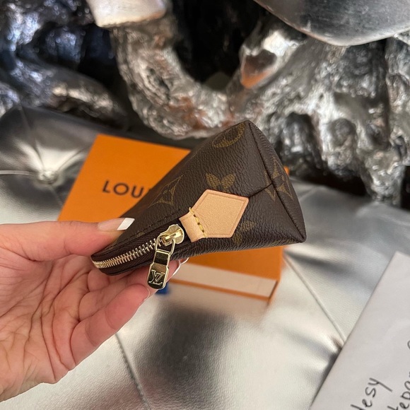 Louis Vuitton Makeup Bag - Picture 5 of 8